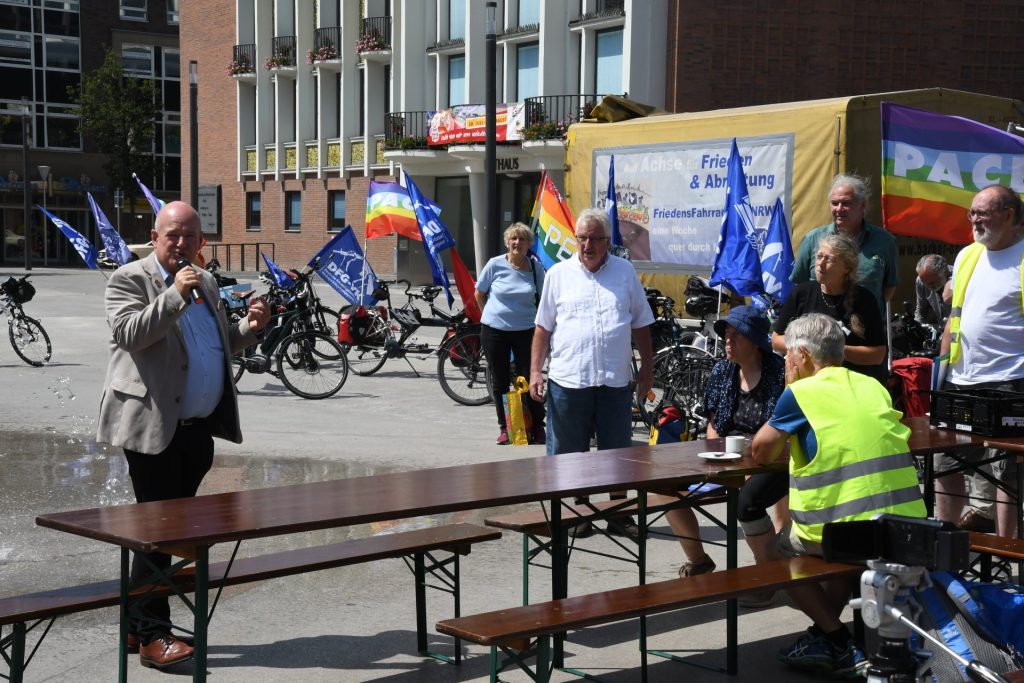 Bürgermeister Frank Peter Ullrich (li.) begrüßte die Teilnehmerinnen und Teilnehmer der Friedens-Fahrradtour NRW bei ihrem Stopp in Düren.