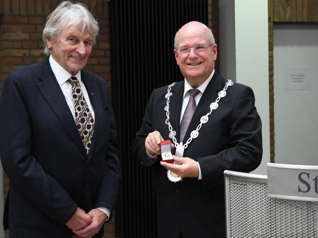 Auf einer Sondersitzung des Stadtrates überreichte Bürgermeister Frank Peter Ullrich (r.) den Ehrenring der Stadt Düren an Peter Borsdorff.