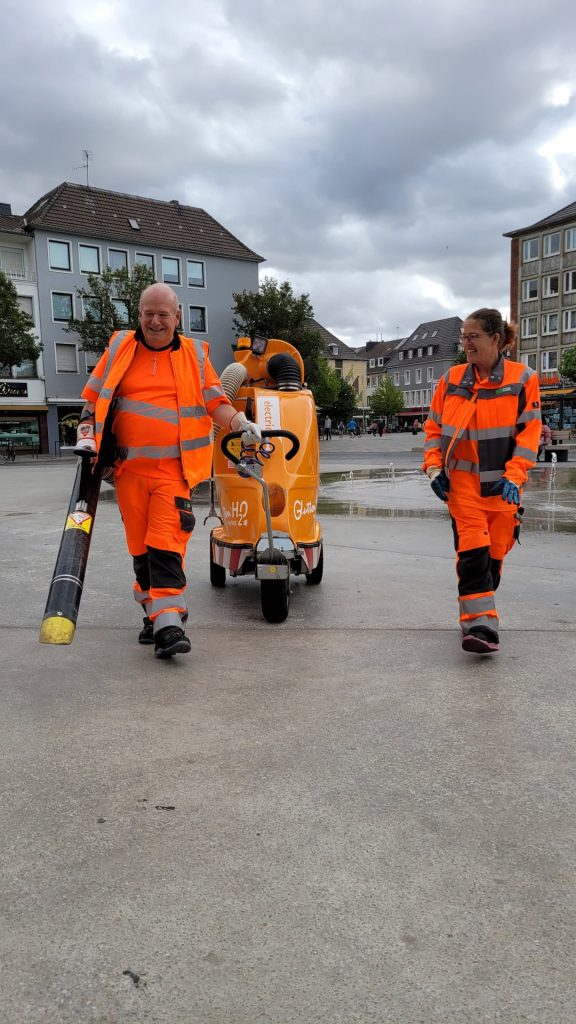 Zusammen mit DSB-Mitarbeiterin Manuela Bügler hat Bürgermeister Frank Peter Ullrich mit einem Kehr- und Saugwagen des Dürener Service Betriebs 1275 Meter Gehweg in der Innenstadt gereinigt.