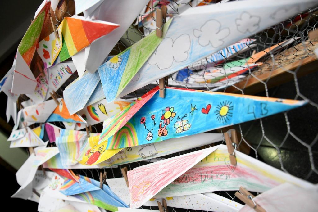 Dürens größter Papierflieger bietet noch Platz für einige weitere selbstgebastelte Papierflieger von Dürener Kindern und Jugendlichen. Das Stadtfest bietet die nächste Möglichkeit, diesen Platz noch weiter zu füllen.