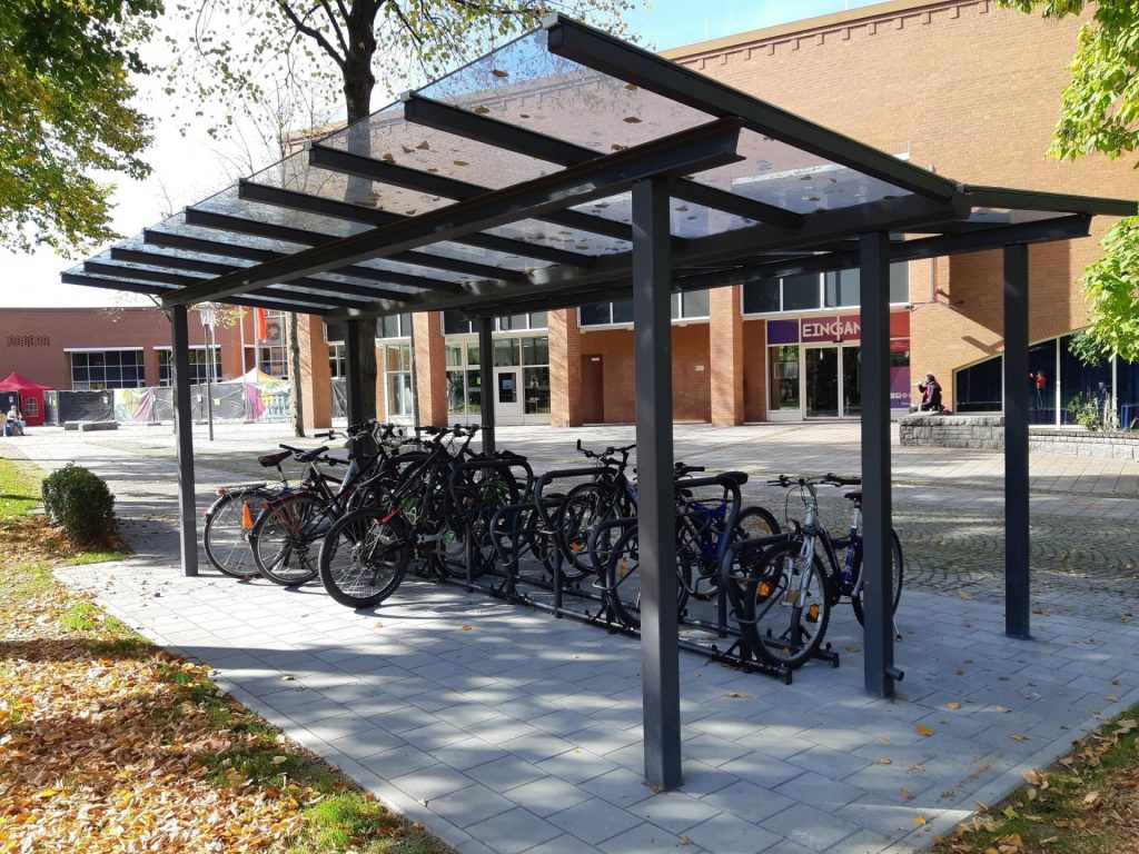 An der neuen Fahrradabstellstation am Haus der Stadt können 16 Fahrräder sicher und überdacht abgestellt werden, 16 weitere außerhalb der Überdachung.