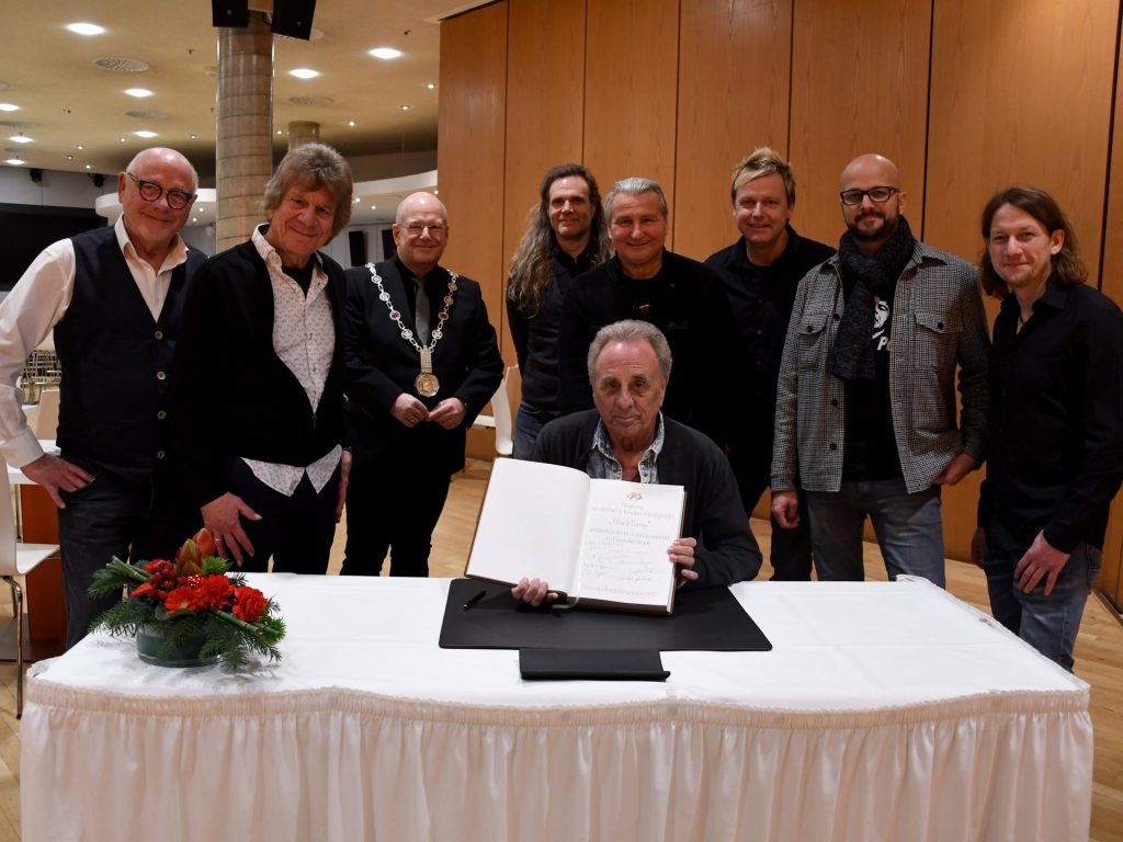 Auf Einladung von Bürgermeister Frank Peter Ullrich trugen sich die Bläck Fööss ins Goldene Buch der Stadt Düren ein.