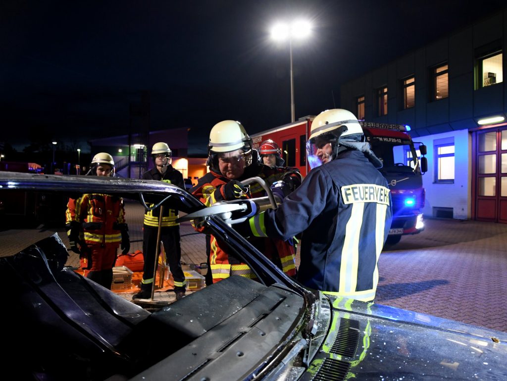 Zusammen mit Helfern der Dürener Feuerwehr entfernte Bürgermeister Frank Peter Ullrich bei einer Einsatzübung das Dach eines vermeintlich verunglückten Autos.