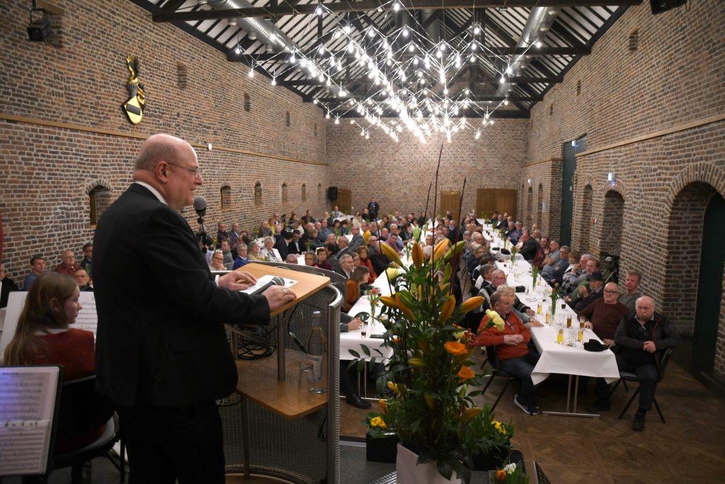 Bürgermeister Frank Peter Ullrich bei seiner Ansprache auf Schloss Burgau.