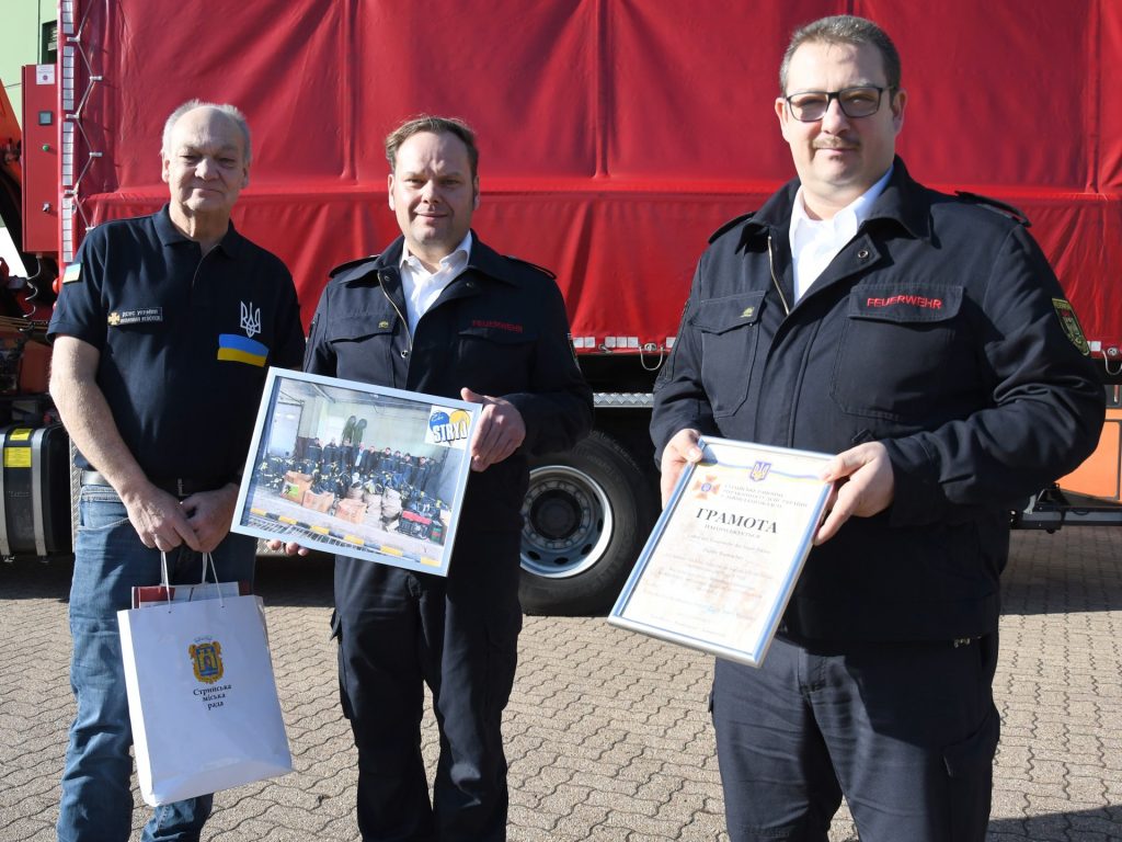 Gerhard Suhr (l.) überbrachte den Dank aus Stryj an den Leiter der Feuerwehr der Stadt Düren, Patric Ramacher (r.), und seinen kommissarischen Stellvertreter, Stefan Kreischer (Mitte).