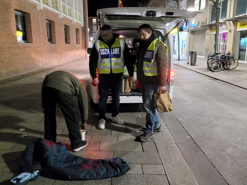 Mitarbeiter des Sozialamtes der Stadt haben in der Dürener Innenstadt wieder Schlafsäcke, warme Jacken und heiße Getränke an obdachlose und suchtkranke Menschen verteilt.
