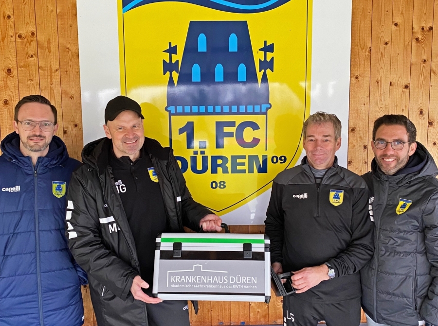 An der Übergabe des neuen Medizinkoffers nahmen Daniel Hunf (von links, Geschäftsführer des 1. FC Düren), Mannschaftsarzt Dr. Marco Gerards, Physiotherapeut Luc Schoenmakers und Trainer Boris Schommers teil.