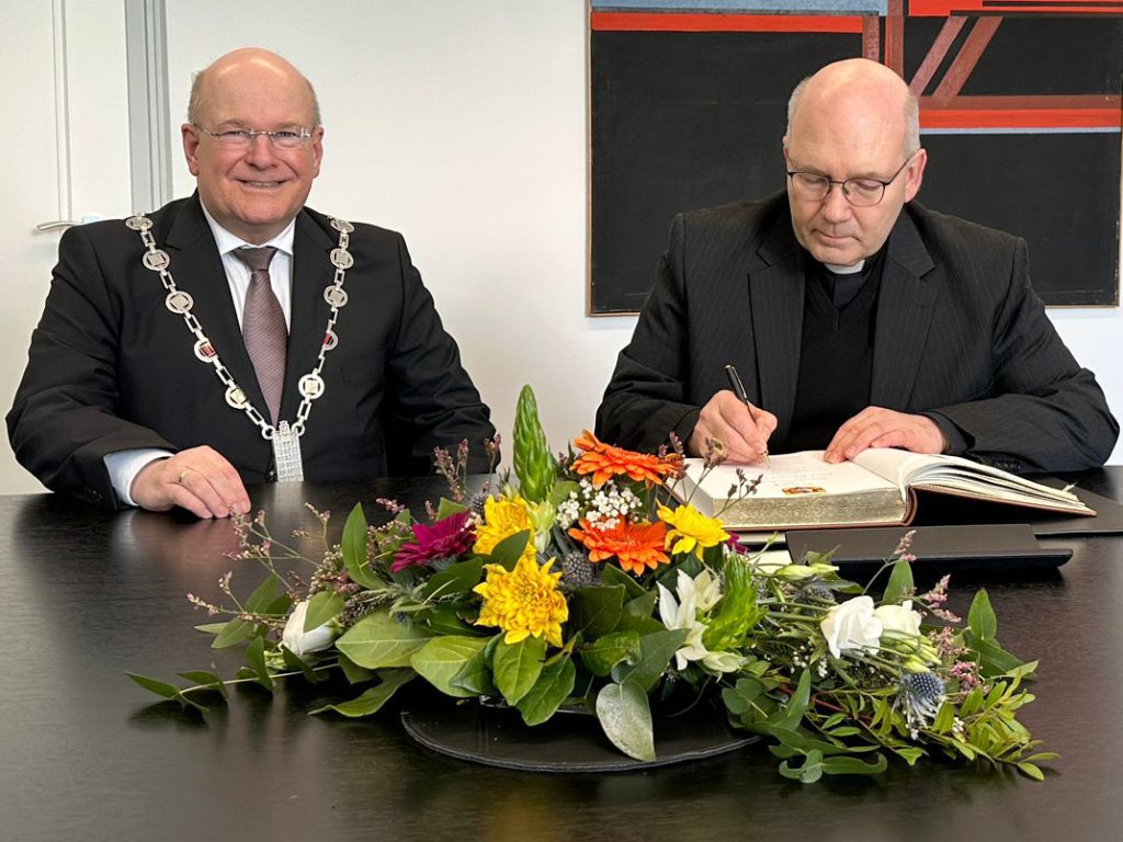 Auf Einladung von Bürgermeister Frank Peter Ullrich (li.) trug sich der Aachener Bischof Dr. Helmut Dieser (re.) in das Goldene Buch der Stadt ein.