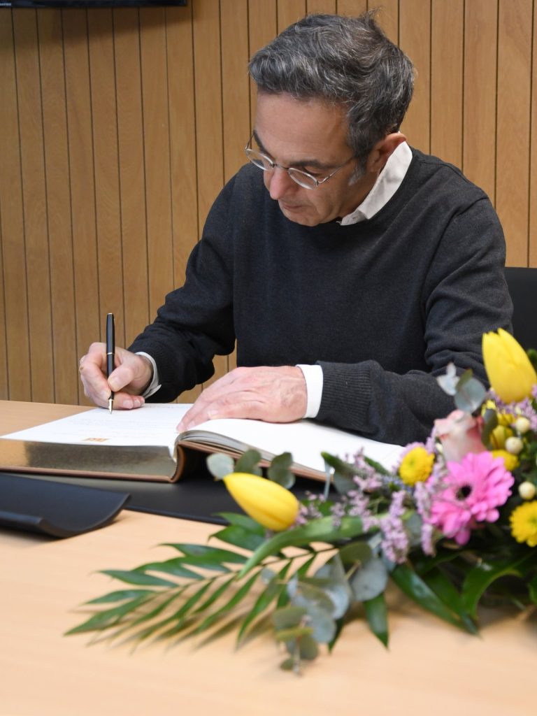 Vor seiner Lesung im Burgau-Gymnasium trug sich der bekannte deutsch-iranische Schriftsteller Navid Kermani in das Goldene Buch der Stadt Düren ein.