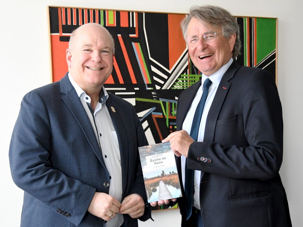 Der Dürener Autor Olaf Müller überreichte Bürgermeister Frank Peter Ullrich ein signiertes Exemplar seines neuen Krimis