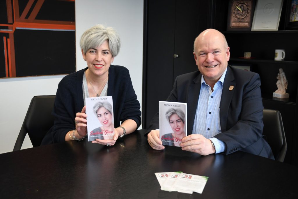 Die Dürener Autorin Nicole Frank stellte im Dürener Rathaus ihr Erstlingswerk vor und überreichte auch ein Exemplar an Bürgermeister Frank Peter Ullrich.