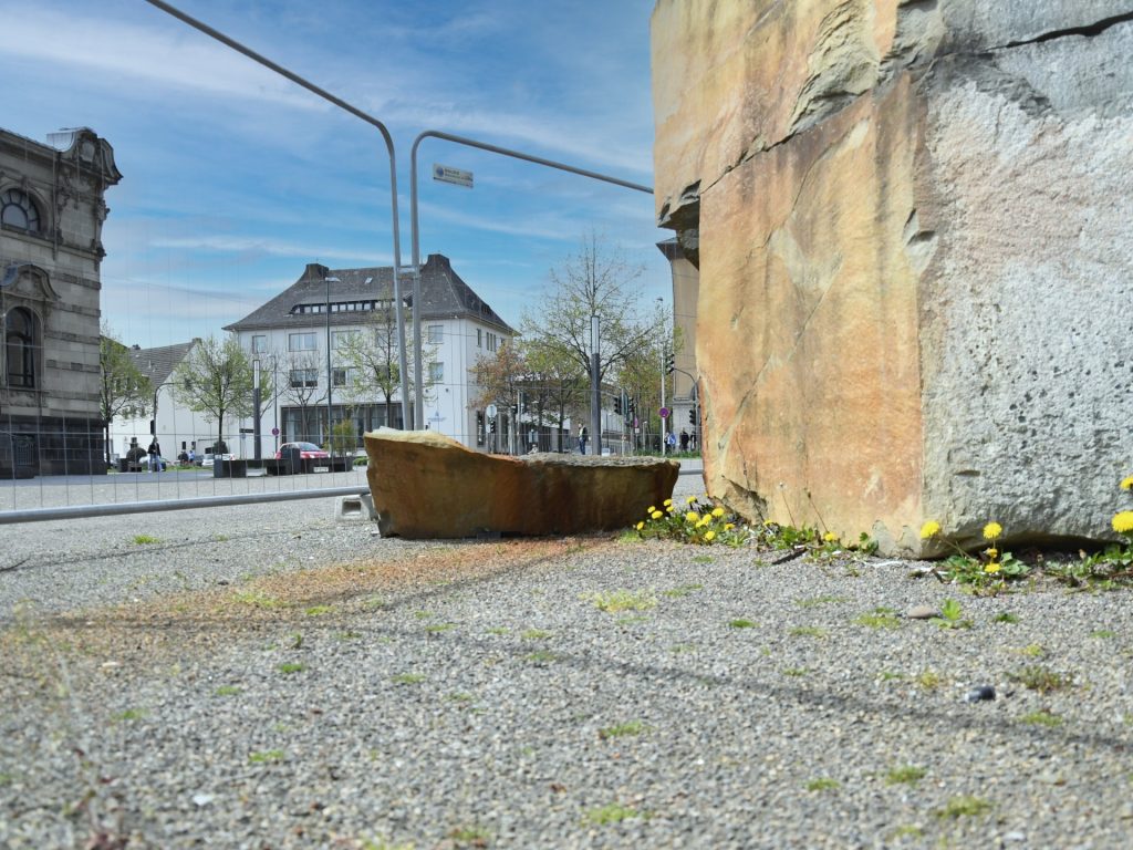 Mit einem Sicherheitszaun umgeben: Ulrich Rückriems Steinskulptur
