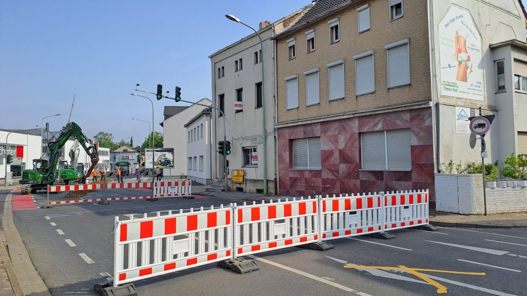 Kreuzauer Straße Absperrung vor der Kreuzung