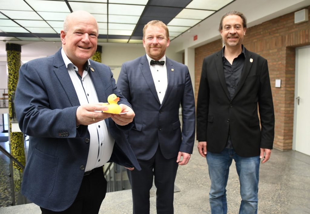 Übergabe der Ente Nr.1 - (v.l.) Bürgermeister Frank Peter Ullrich, Lions-Präsident Thomas Peltzer und Christopher Löhr