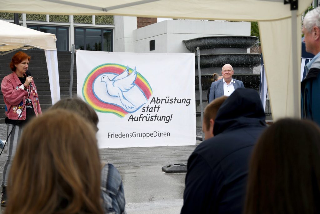 Auf dem Rathausvorplatz feierte die FriedensGruppeDüren ihr fünfjähriges Bestehen.