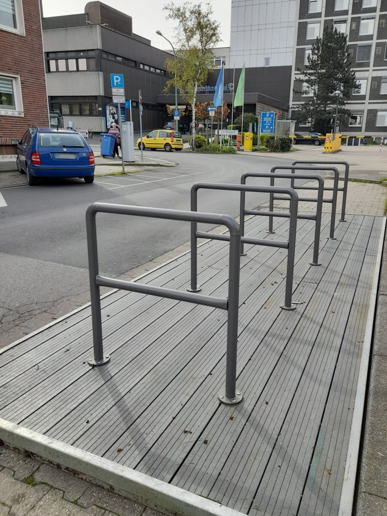 Eine der drei mobilen Fahrradplattformen der Stadt Düren steht jetzt in der Hospitalstraße in Birkesdorf. Die beiden anderen in der Wernersstraße und in der Viktoriastraße.