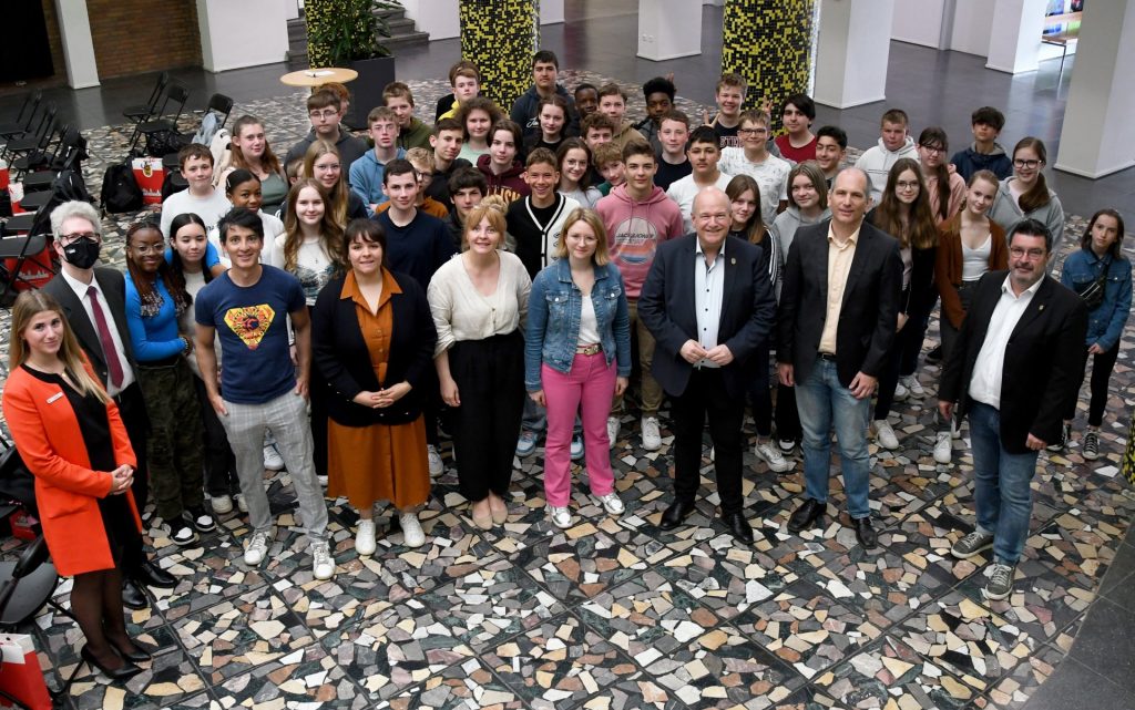 Schülerinnen und Schüler des Burgau-Gymnasiums und des Collège Europe aus Cormeilles waren auf Einladung von Bürgermeister Frank Peter Ullrich zu Besuch im Rathaus.