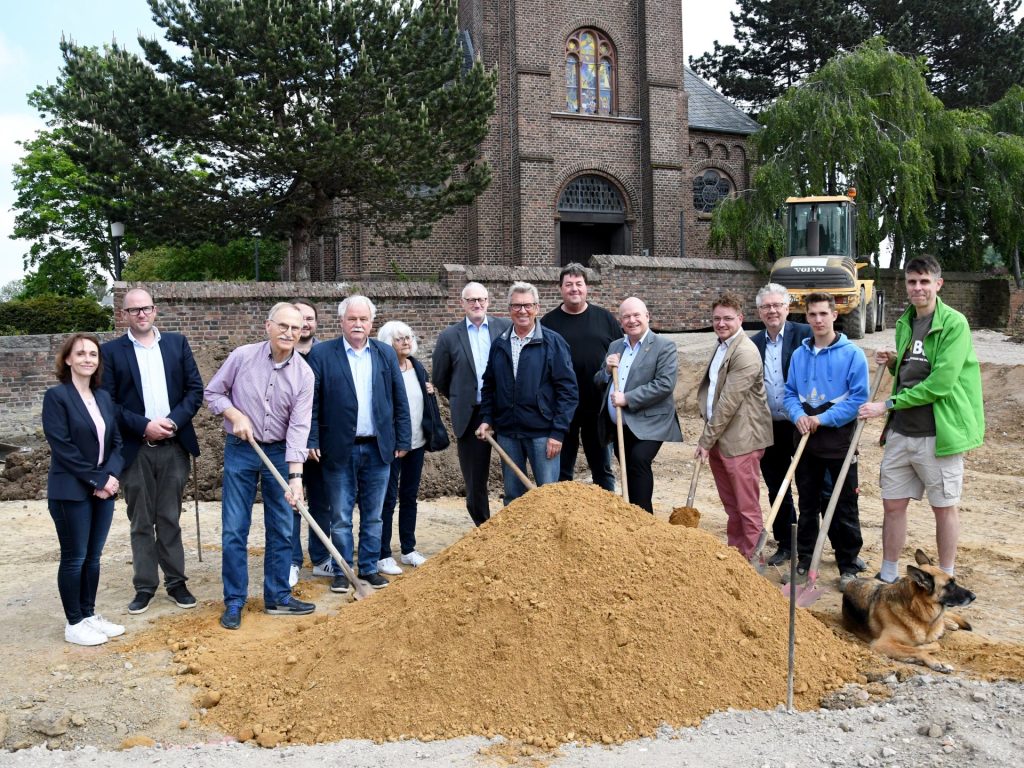 Der offizielle Spatenstich für die Neugestaltung des Kirchenvorplatzes in Mariaweiler ist gesetzt. In rund fünf Wochen sollen die Arbeiten abgeschlossen sein.