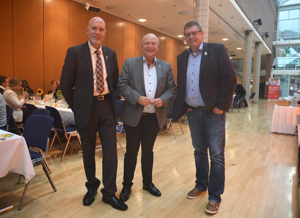 Freuen sich auf eine tolle Annakirmes: (v.l.) Hans Bert Cremer, Bürgermeister Frank Peter Ullrich und Platzmeister Achim Greiff.