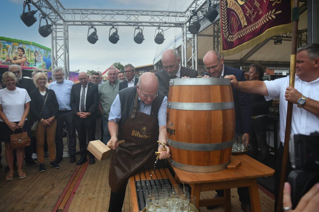 Pünktlich um 11 Uhr erfolgte der traditionelle Fassanstich zur Eröffnung der Annakirmes durch Dürens Bürgermeister Frank Peter Ullrich