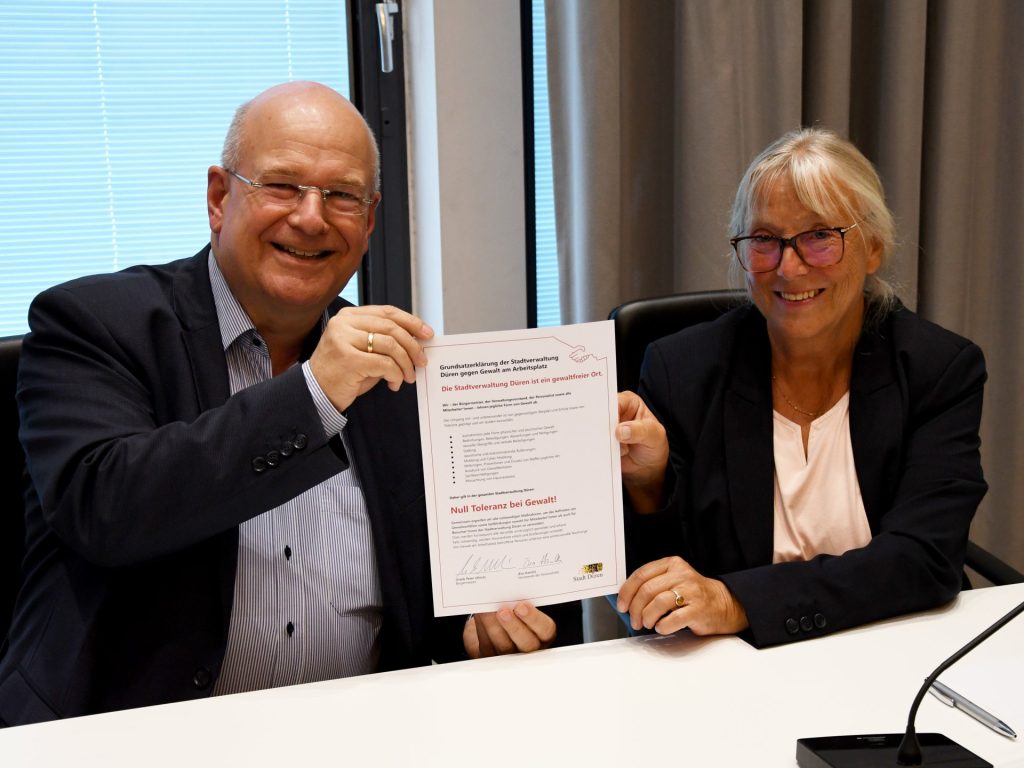 Bürgermeister Frank Peter Ullrich und die Vorsitzende des Personalrats, Eva Hanchi, unterzeichneten im Ratssaal die Grundsatzerklärung gegen Gewalt am Arbeitsplatz.