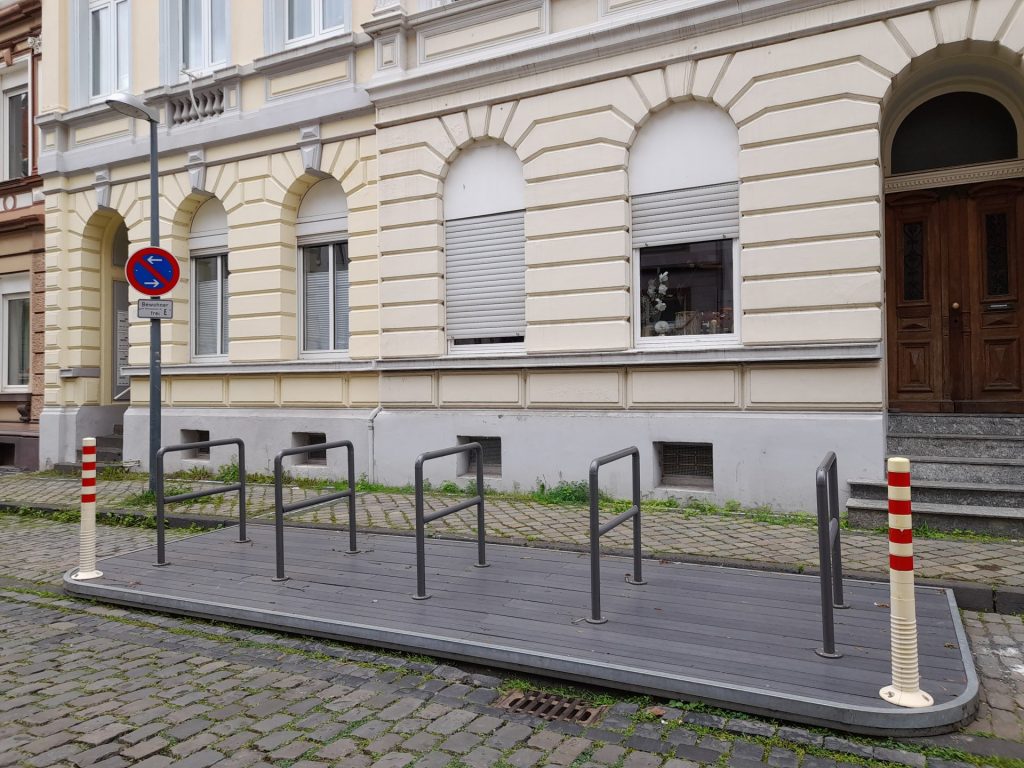 Eine der drei mobilen Fahrradplattformen der Stadt Düren steht jetzt in der Holzstraße. Die beiden anderen in der Tivolistraße und in der Paulstraße in Merken.