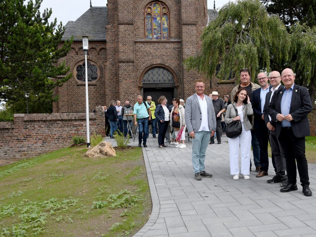 Bei der Einweihung des neugestalteten, barrierefreien Kirchenvorplatzes in Mariaweiler gab es viel Lob und viele zufriedene Gesichter.