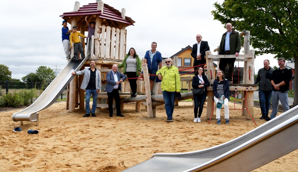 Für rund 105.000 Euro ist der Spielplatz Haarweg in Echtz erneuert worden. Jetzt wurde er offiziell an die Kinder übergeben.