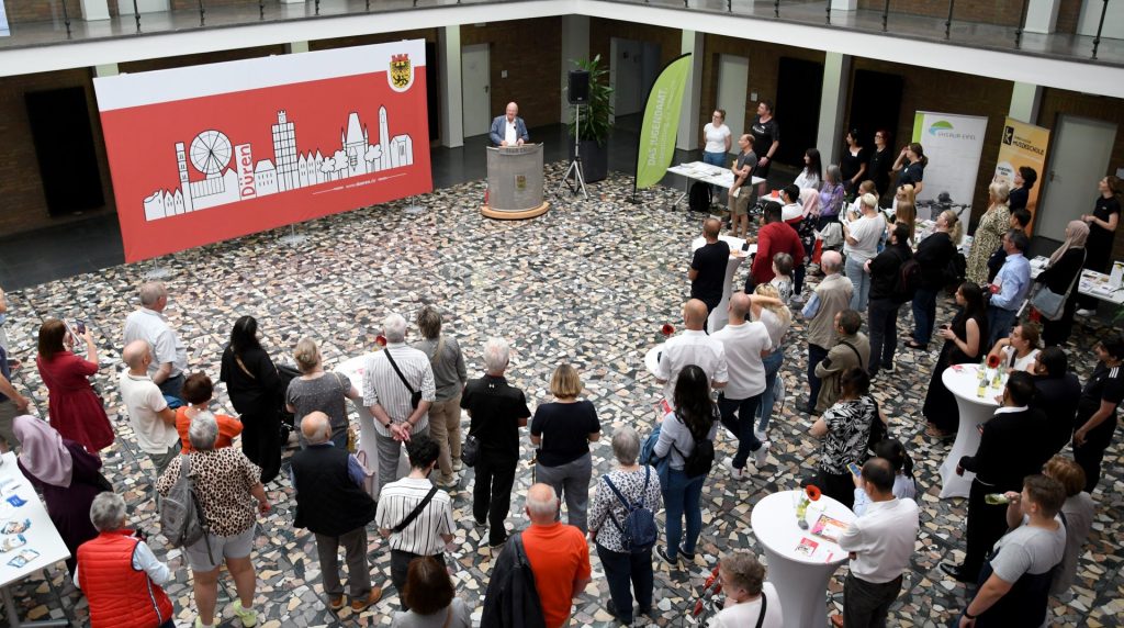 Im Foyer des Rathauses begrüßte Bürgermeister Frank Peter Ullrich zahlreiche Neubürgerinnen und Neubürger.