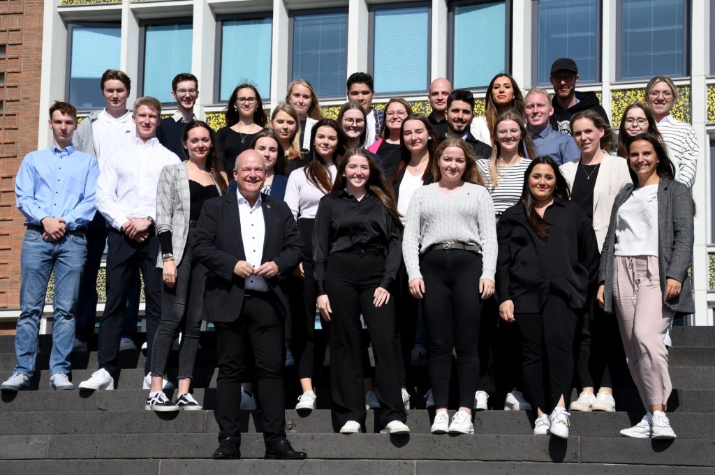 Bürgermeister Frank Peter Ullrich (vorne links) und Rebecca Wergen von der Ausbildungsleitung (1. Reihe, 1.v.r.) begrüßten die neuen Auszubildenden und Studentinnen und Studenten der Stadtverwaltung Düren.