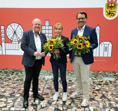 (v.l.n.r.) Bürgermeister Frank Peter Ullrich gratulierte Christine Käuffer und Thomas Hissel zu ihren einstimmigen Wiederwahlen als Beigeordnete der Stadt Düren.