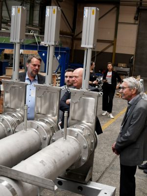 Bürgermeister Frank Peter Ullrich (3.v.l.) gratulierte Geschäftsführer Dr. Stephan Köhne (l.) zum 90-jährigen Firmenjubiläum der TS Elino GmbH. Auf dem Programm stand dabei auch die Besichtigung der Werkshallen.