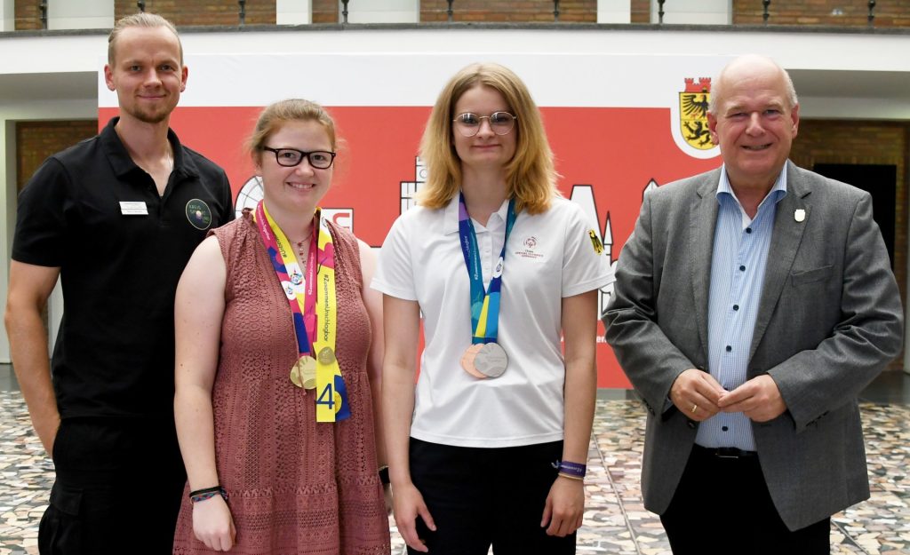 Bei den Special Olympics in Berlin haben Pia Welsch (2.v.l.) und Kim Heinrichs (3.v.l.) zusammen vier Medaillen geholt. Bei einem Empfang im Rathaus gratulierte Bürgermeister Frank Peter Ullrich (rechts) zu ihren Erfolgen und dankte Marco Mastek (links) v