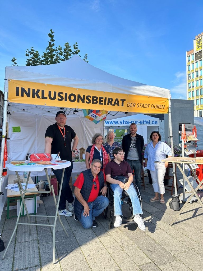 Mitglieder des Inklusionsbeirates an ihrem Stand auf dem Stadtfest: (v.l.n.r.) Christian Gromm, Bernd Pfennings, Birgit Schulz, Sabine Tempel, Lulzim Lushtaku (Vorsitzender des Inklusionsbeirates), Thoas Wählen, Klaudia Kulig.