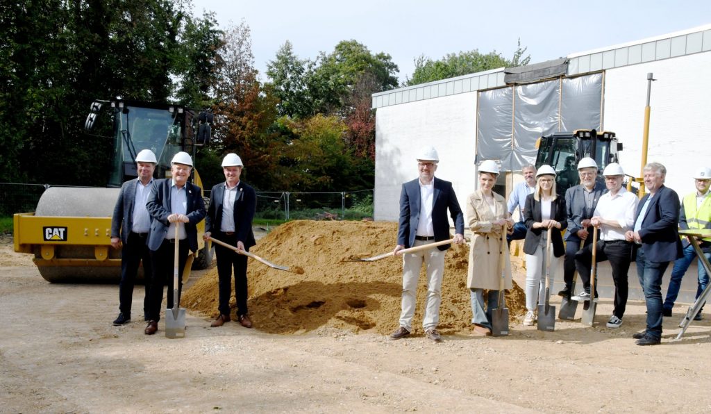 Der erste Spatenstich für den Ersatzneubau an der Anne-Frank-Gesamtschule ist gesetzt. Die Fertigstellung ist für Ende 2025 geplant.