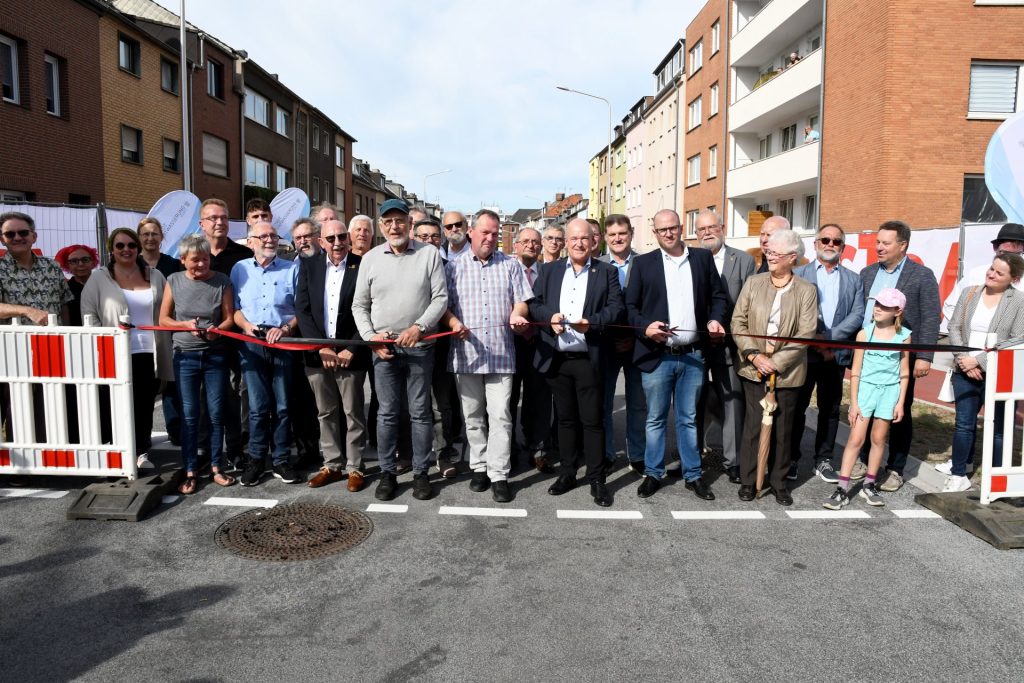 Zusammen mit Vertreterinnen und Vertreter aus Politik, Verwaltung und der Baufirma gab Bürgermeister Frank Peter Ullrich die Euskirchener Straße offiziell wieder für den Verkehr frei.