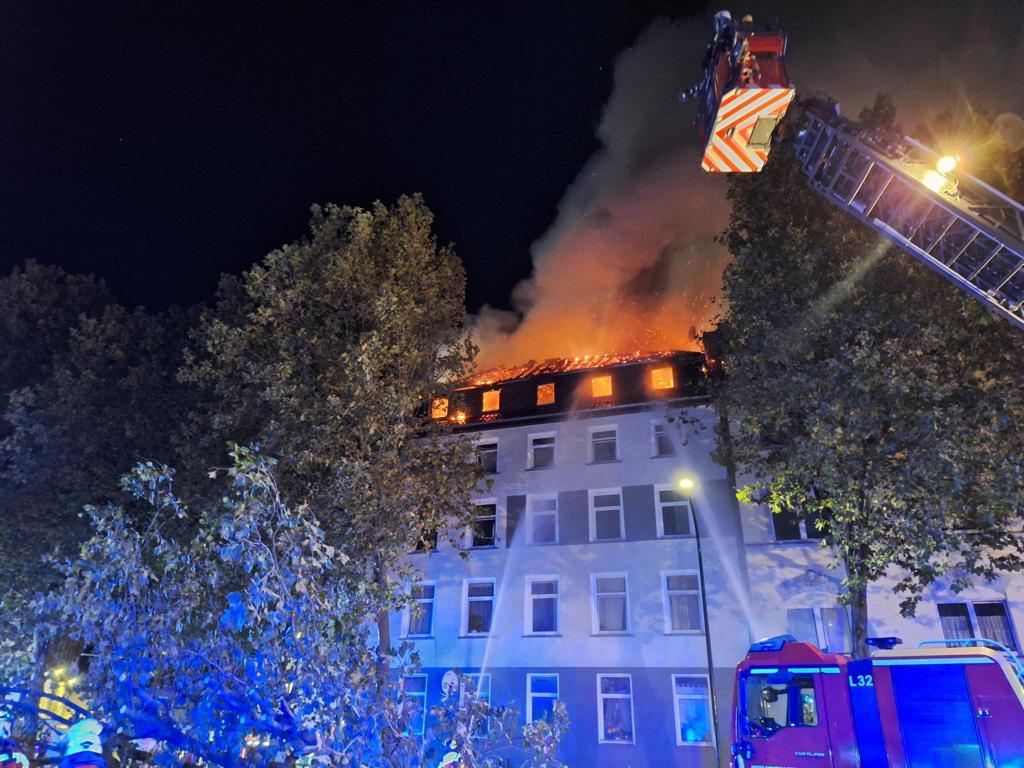 Am späten Samstagabend hat es in einem Mehrfamilienhaus auf der August-Klotz-Straße gebrannt. Die Feuerwehr war teilweise mit mehr als 100 Kräften im Einsatz.