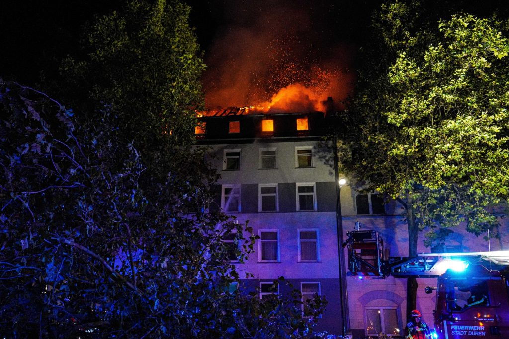 Am späten Samstagabend hat es in einem Mehrfamilienhaus an der August-Klotz-Straße/ Lessingstraße gebrannt. Die Feuerwehr war zeitweise mit 140 Kräften im Einsatz.