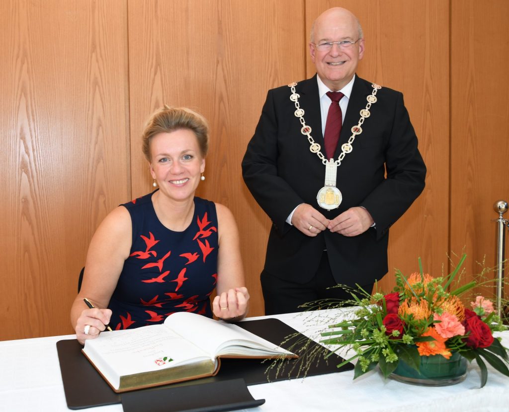 Auf Einladung von Bürgermeister Frank Peter Ullrich trug sich Ina Brandes, Ministerin für Kultur und Wissenschaft des Landes Nordrhein-Westfalen, im Haus der Stadt ins Goldene Buch der Stadt Düren ein.