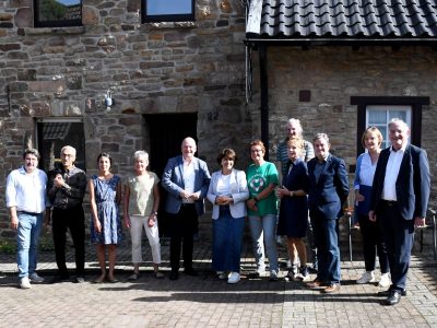 Die Vizepräsidentin des NRW-Landtags, Berivan Aymaz (6.v.l.), hat das Heinrich-Böll-Haus in Langenbroich besucht und sich vor Ort, zusammen unter anderem mit Bürgermeister Frank Peter Ullrich (5.v.l.), ein Bild der wertvollen Arbeit gemacht, die dort gele