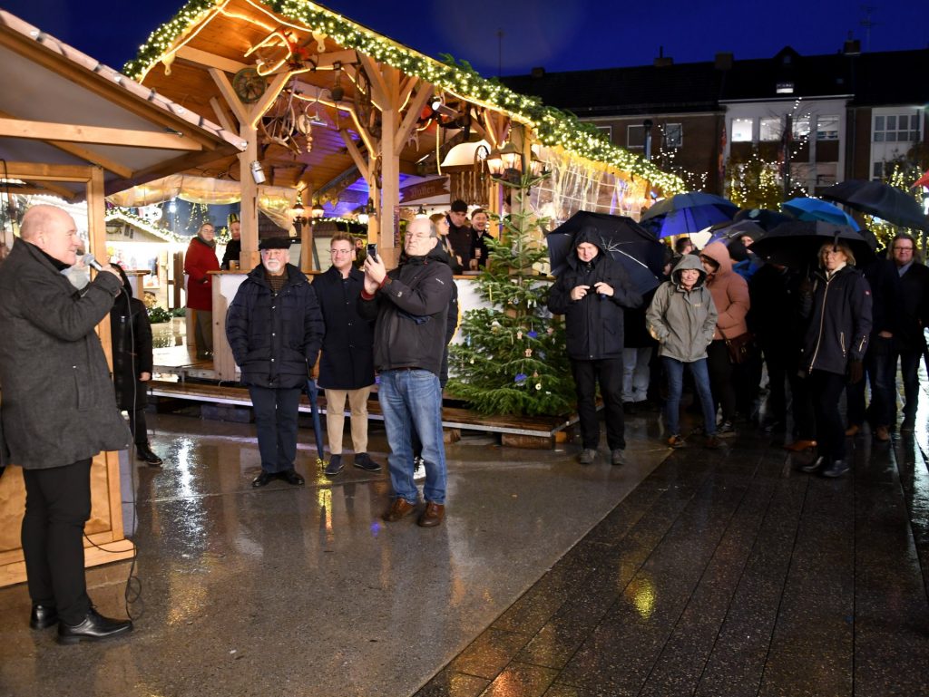 Bürgermeister Frank Peter Ullrich eröffnete am Montagabend den 49. Dürener Weihnachtsmarkt auf dem Rathausvorplatz offiziell.