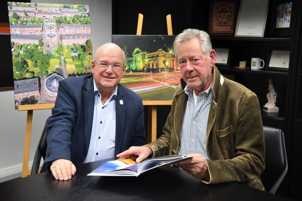 Viel zu entdecken gibt es im neuen Bildband über Düren von Rudi Böhmer (re.). Bürgermeister Frank Peter Ullrich war schon beim ersten Einblick fasziniert von den unterschiedlichen Motiven der Stadt.