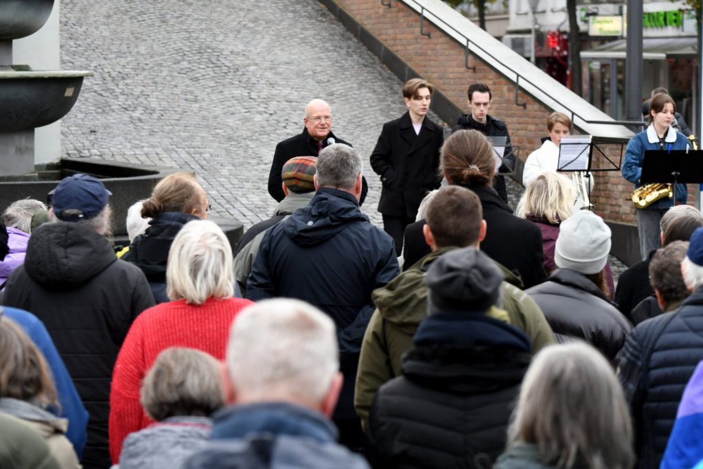 Bürgermeister Frank Peter Ullrich warnte bei der Gedenkveranstaltung zum 16. November vor den Folgen von Hetze und Gewalt.