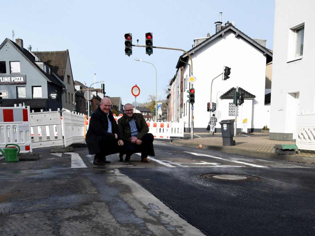 Bürgermeister Frank Peter Ullrich (links) und der Leiter der Stadtentwässerung Düren, Benjamin Savelsberg, haben sich ein vor Ort ein Bild der letzten Arbeiten auf der Nordstraße gemacht.