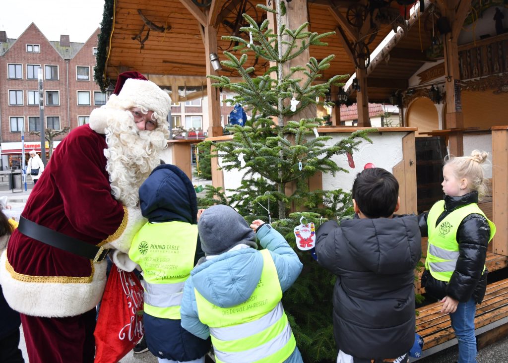 Beim Schmücken der Weihnachtsbäume auf dem Dürener Weihnachtsmarkt erhielten die Kinder der beteiligten Kitas Unterstützung vom Weihnachtsmann.
