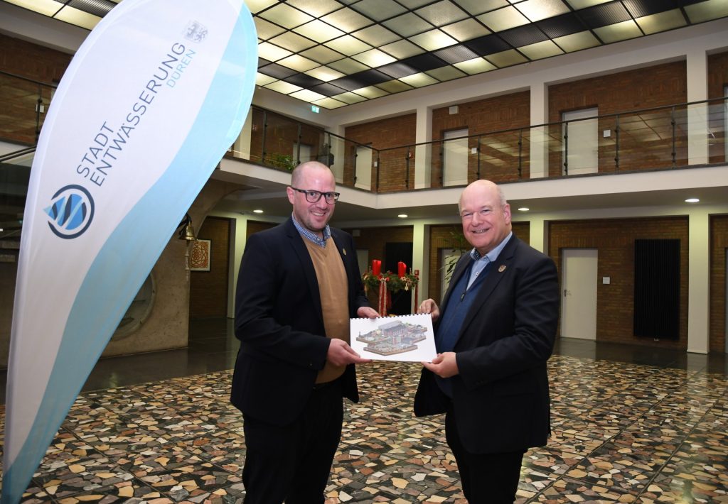 Im Dürener Rathaus erhielt Bürgermeister Frank Peter Ullrich (re.) das erste Exemplar des Ausmalbuches von SE-Leiter Benjamin Savelsberg.