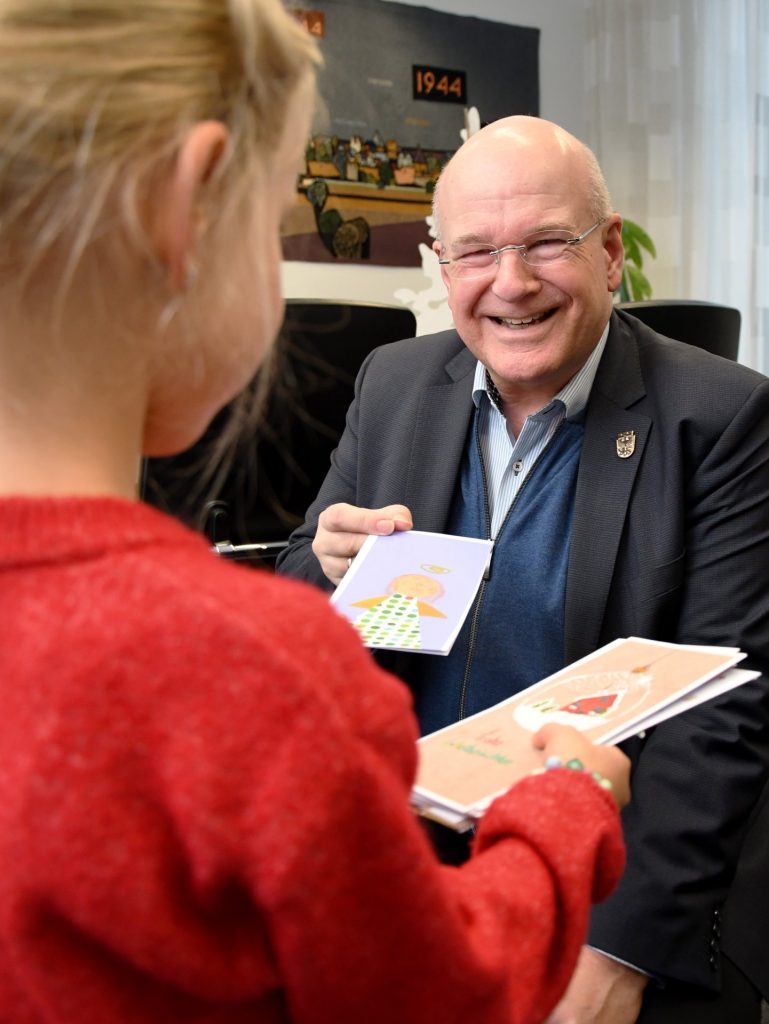 Bürgermeister Frank Peter Ullrich hat jetzt die Grußkarten in Empfang genommen, die Dürener Schülerinnen und Schüler liebevoll gestaltet haben. Mit den Karten versendet der Bürgermeister Weihnachtsgrüße im Namen der Stadt.