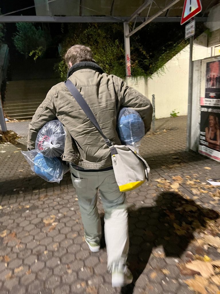 Ein Team des Sozialamtes der Stadt Düren verteilte am Mittwochabend Schlafsäcke, Decken, warme Jacken und heiße Getränke an obdachlose und suchtkranke Menschen in Düren.