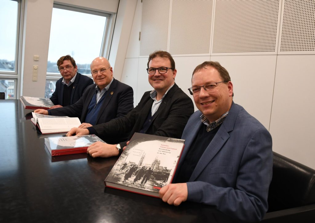 (v.r.n.l.) Guido von Büren, Daniel Schulte, Bürgermeister Frank Peter Ullrich und Bürgermeister Axel Fuchs bei der Buchvorstellung in Düren.