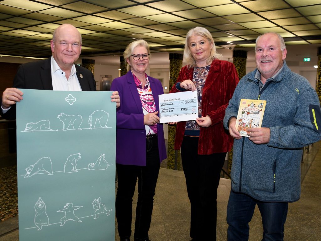 Ute Genter-Niebling (2.v.l.) und Dirk Haarmann (r.) von der Regionalen Initiative Dürener Zahnärzte übergaben im Rathaus eine Spende für das Projekt